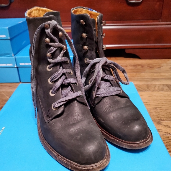 John Fluevog Adriana Nuni Lace Up Boots Women's Sizd 7 Narrow Distressed Black - Picture 3 of 8